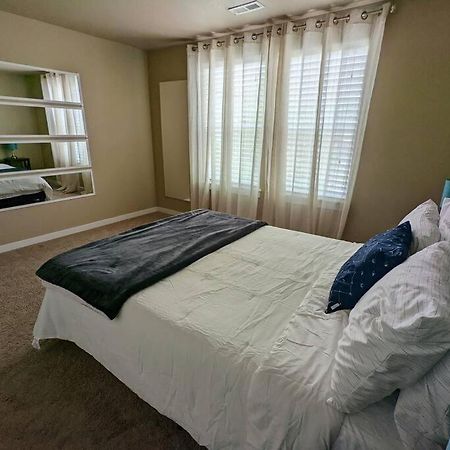 Spacious 3-Bedroom Home With Outdoor Space ユージーン エクステリア 写真