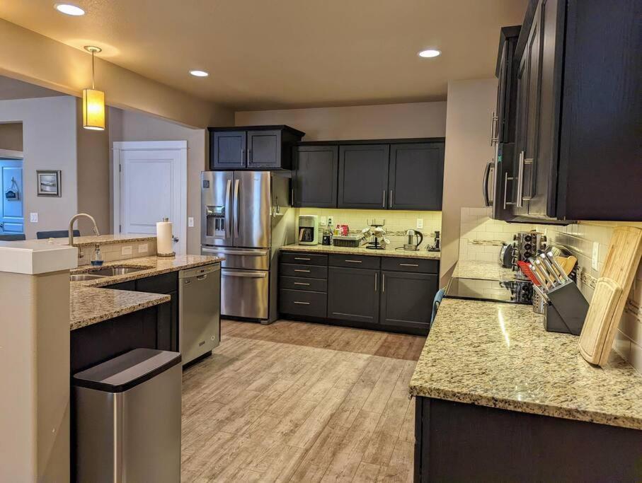 Spacious 3-Bedroom Home With Outdoor Space ユージーン エクステリア 写真