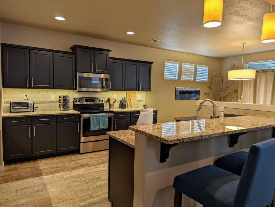 Spacious 3-Bedroom Home With Outdoor Space ユージーン エクステリア 写真