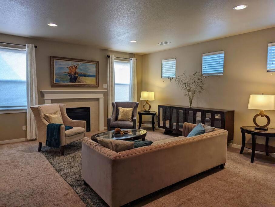 Spacious 3-Bedroom Home With Outdoor Space ユージーン エクステリア 写真