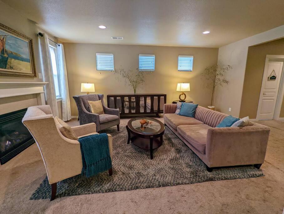Spacious 3-Bedroom Home With Outdoor Space ユージーン エクステリア 写真