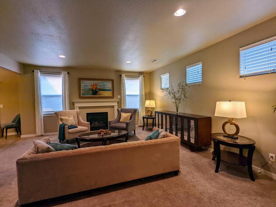 Spacious 3-Bedroom Home With Outdoor Space ユージーン エクステリア 写真