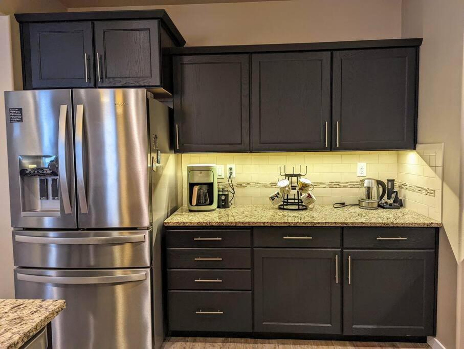 Spacious 3-Bedroom Home With Outdoor Space ユージーン エクステリア 写真