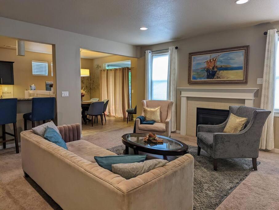 Spacious 3-Bedroom Home With Outdoor Space ユージーン エクステリア 写真
