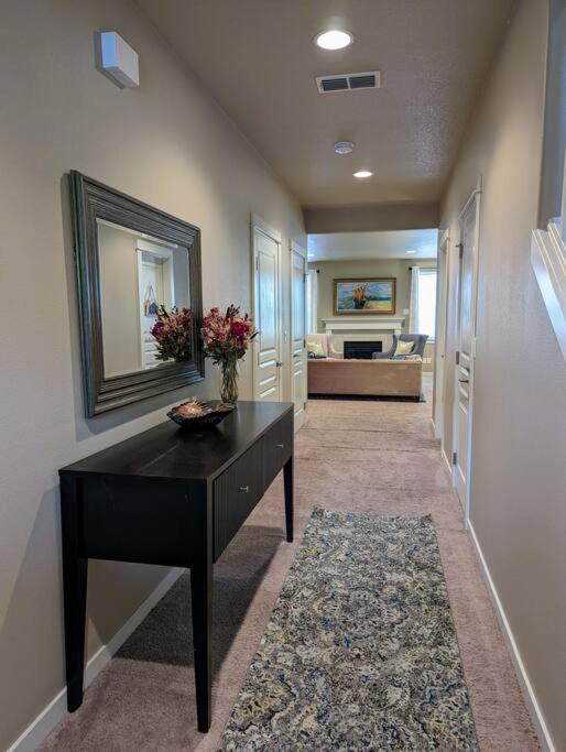 Spacious 3-Bedroom Home With Outdoor Space ユージーン エクステリア 写真