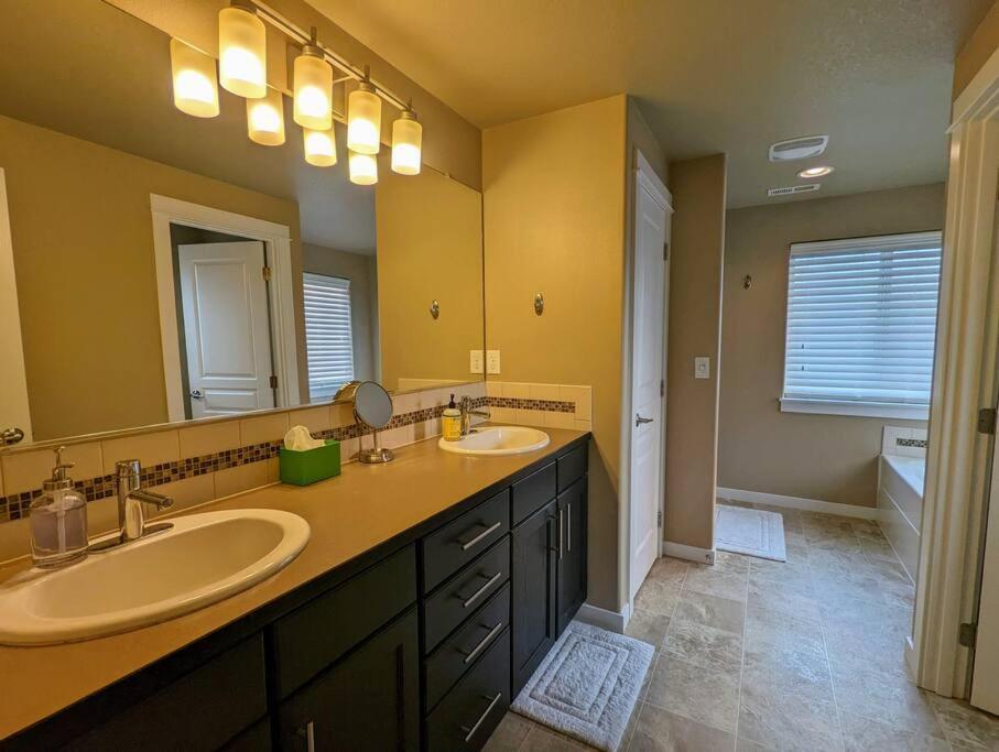 Spacious 3-Bedroom Home With Outdoor Space ユージーン エクステリア 写真