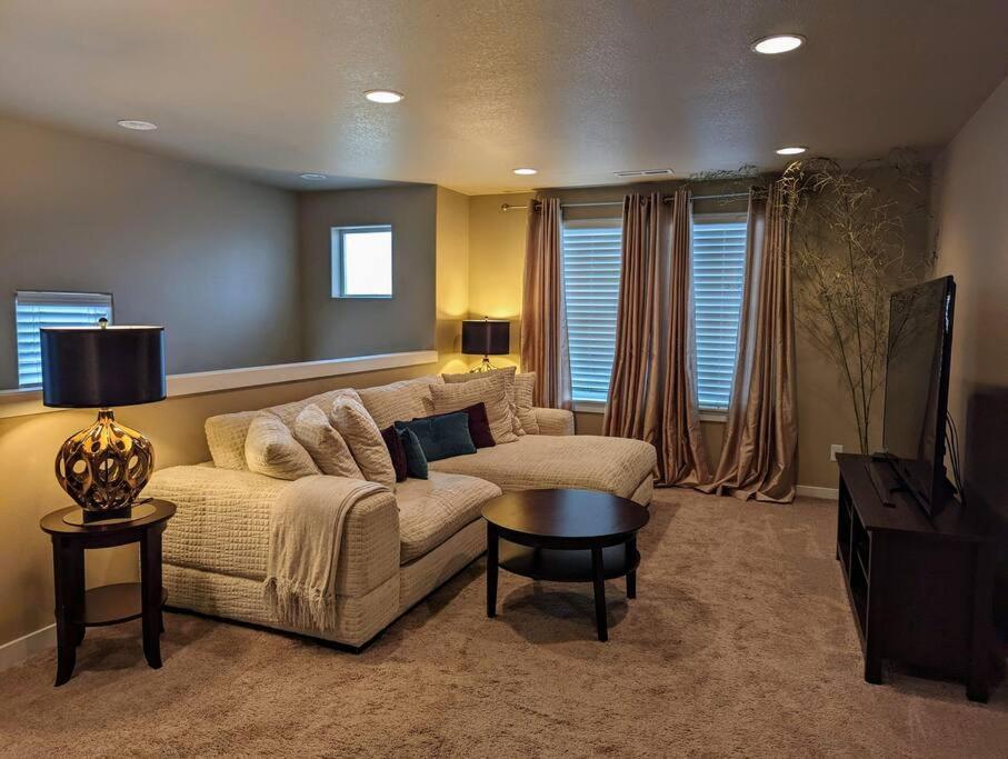 Spacious 3-Bedroom Home With Outdoor Space ユージーン エクステリア 写真