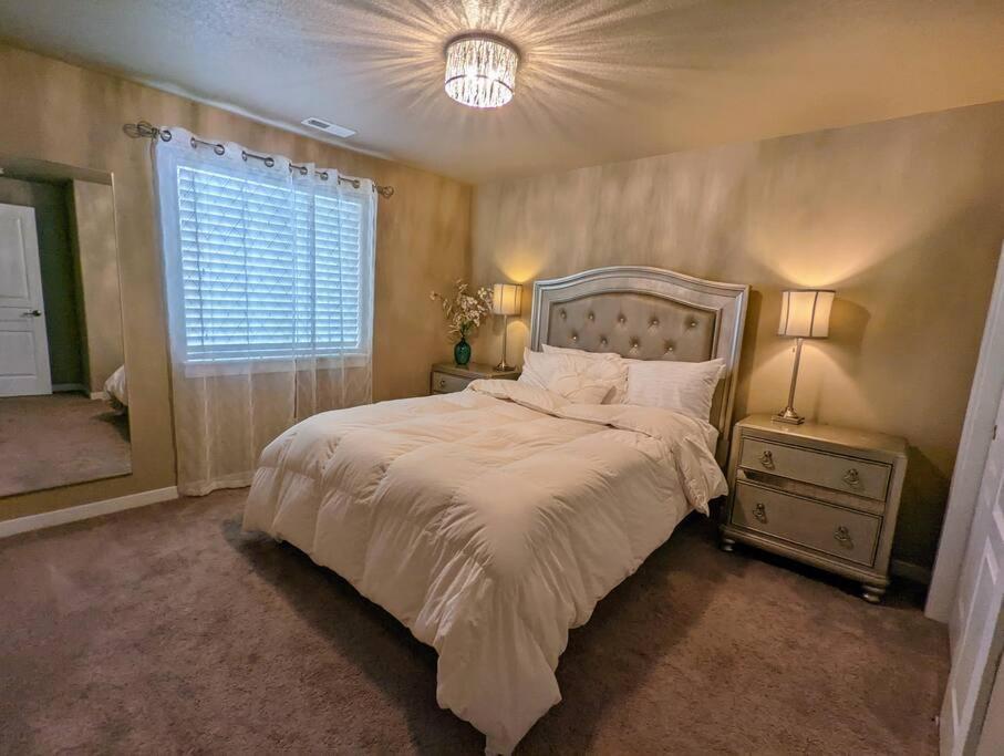 Spacious 3-Bedroom Home With Outdoor Space ユージーン エクステリア 写真