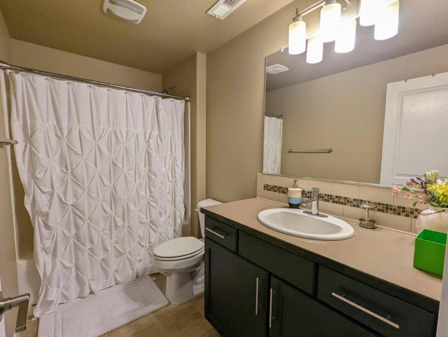 Spacious 3-Bedroom Home With Outdoor Space ユージーン エクステリア 写真