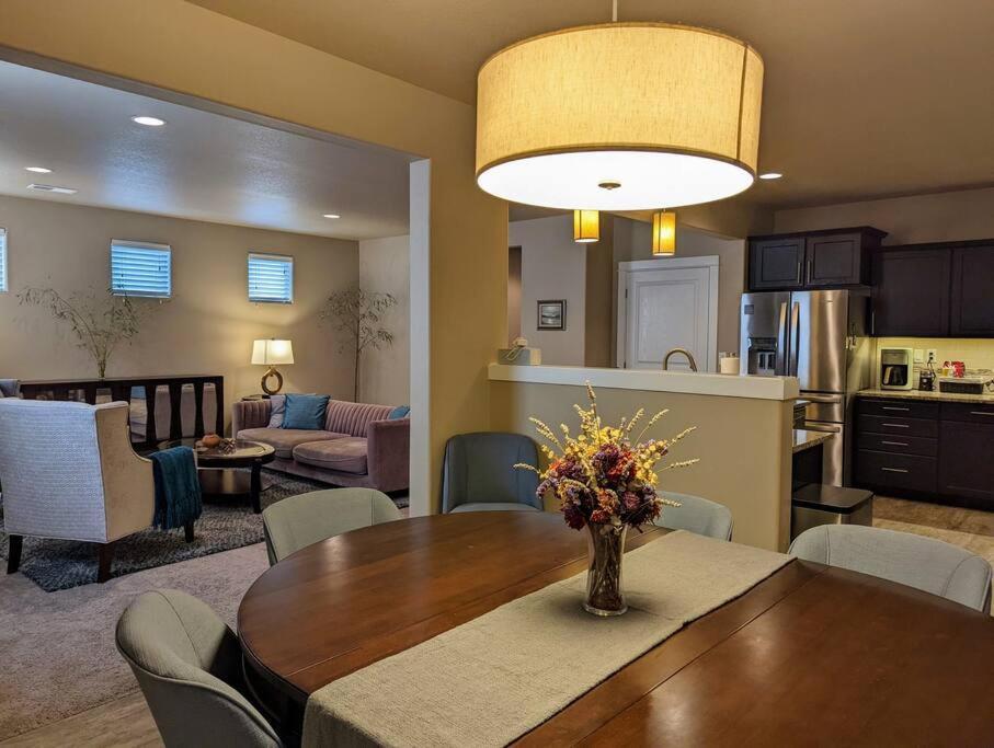 Spacious 3-Bedroom Home With Outdoor Space ユージーン エクステリア 写真
