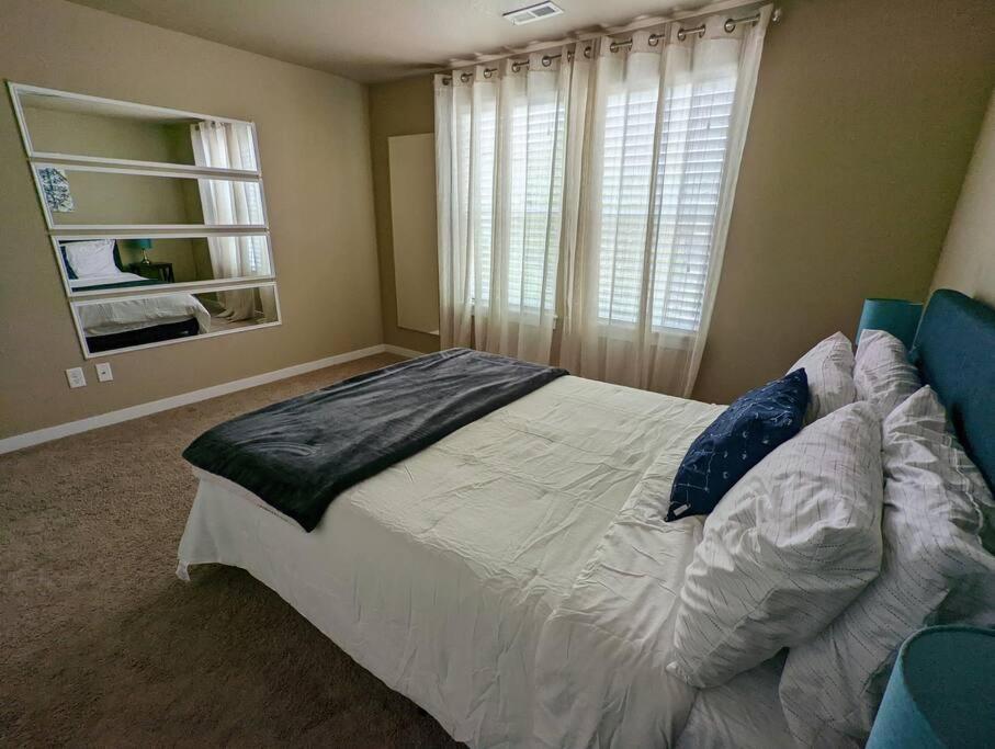 Spacious 3-Bedroom Home With Outdoor Space ユージーン エクステリア 写真