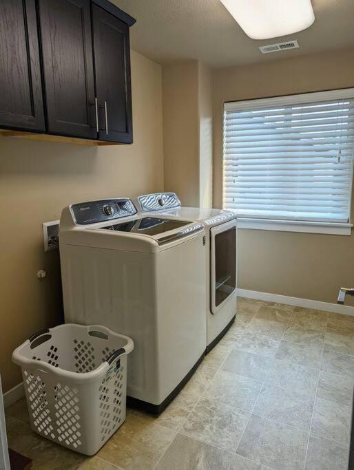 Spacious 3-Bedroom Home With Outdoor Space ユージーン エクステリア 写真