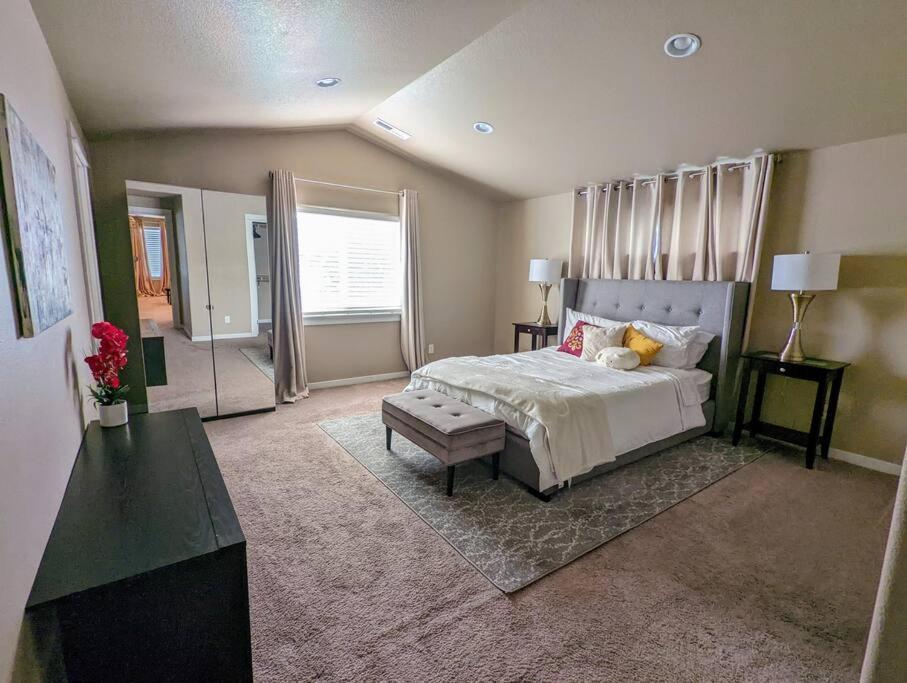 Spacious 3-Bedroom Home With Outdoor Space ユージーン エクステリア 写真