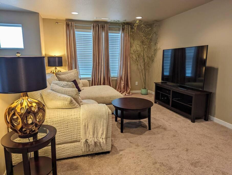 Spacious 3-Bedroom Home With Outdoor Space ユージーン エクステリア 写真