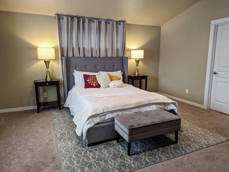 Spacious 3-Bedroom Home With Outdoor Space ユージーン エクステリア 写真