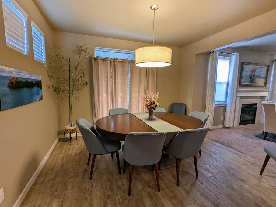 Spacious 3-Bedroom Home With Outdoor Space ユージーン エクステリア 写真