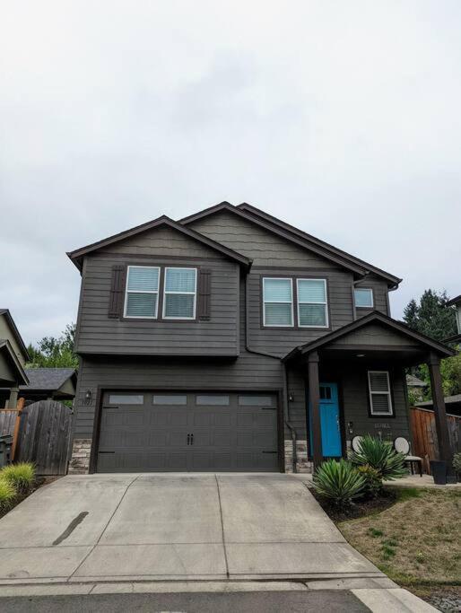 Spacious 3-Bedroom Home With Outdoor Space ユージーン エクステリア 写真