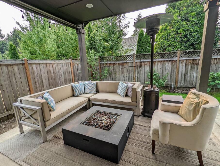 Spacious 3-Bedroom Home With Outdoor Space ユージーン エクステリア 写真