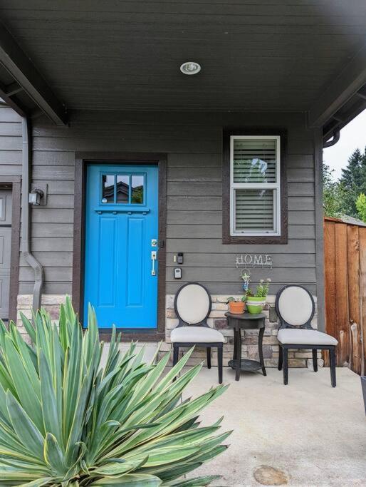 Spacious 3-Bedroom Home With Outdoor Space ユージーン エクステリア 写真