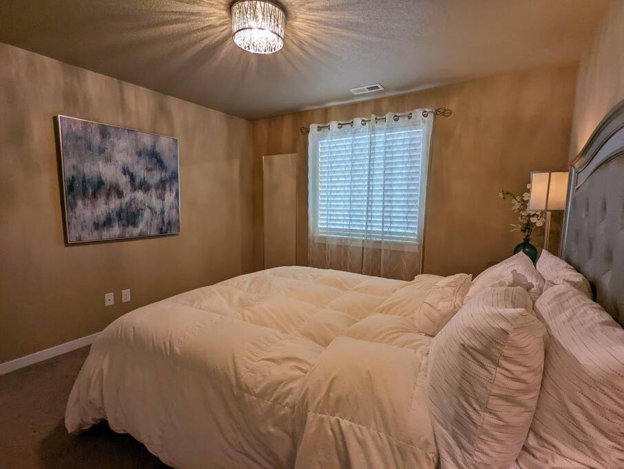 Spacious 3-Bedroom Home With Outdoor Space ユージーン エクステリア 写真