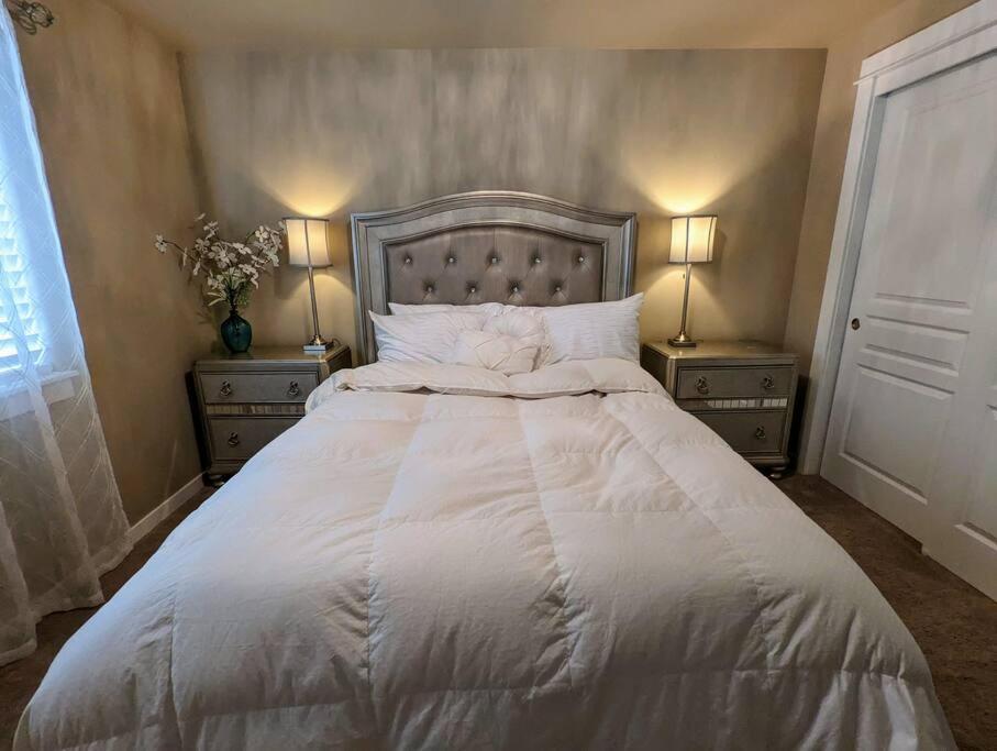 Spacious 3-Bedroom Home With Outdoor Space ユージーン エクステリア 写真