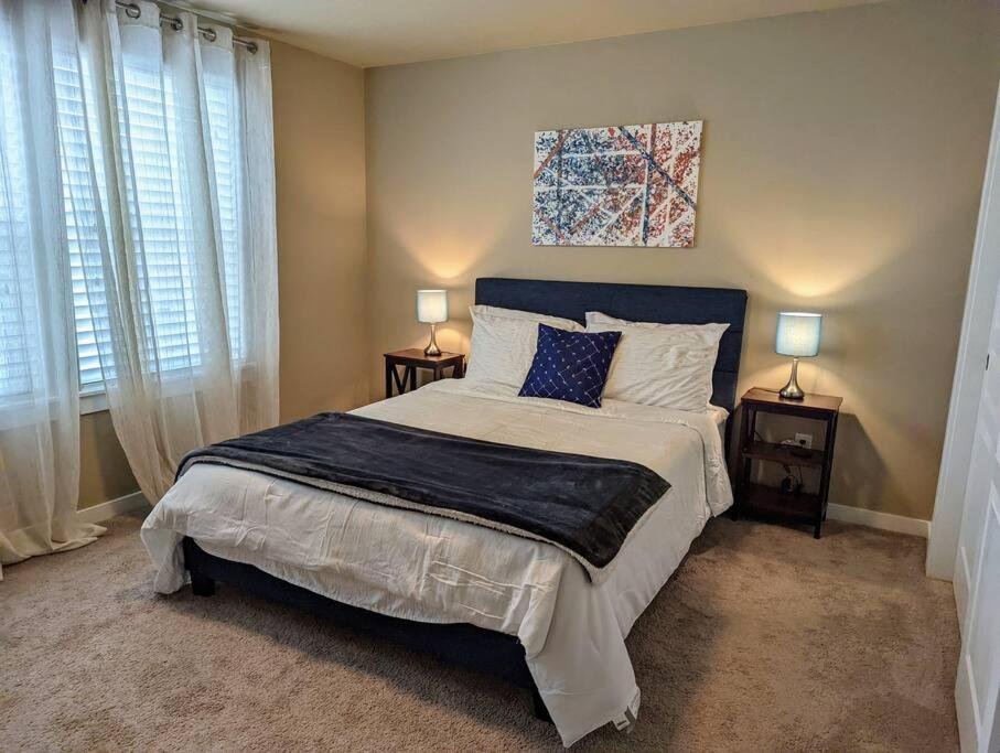 Spacious 3-Bedroom Home With Outdoor Space ユージーン エクステリア 写真